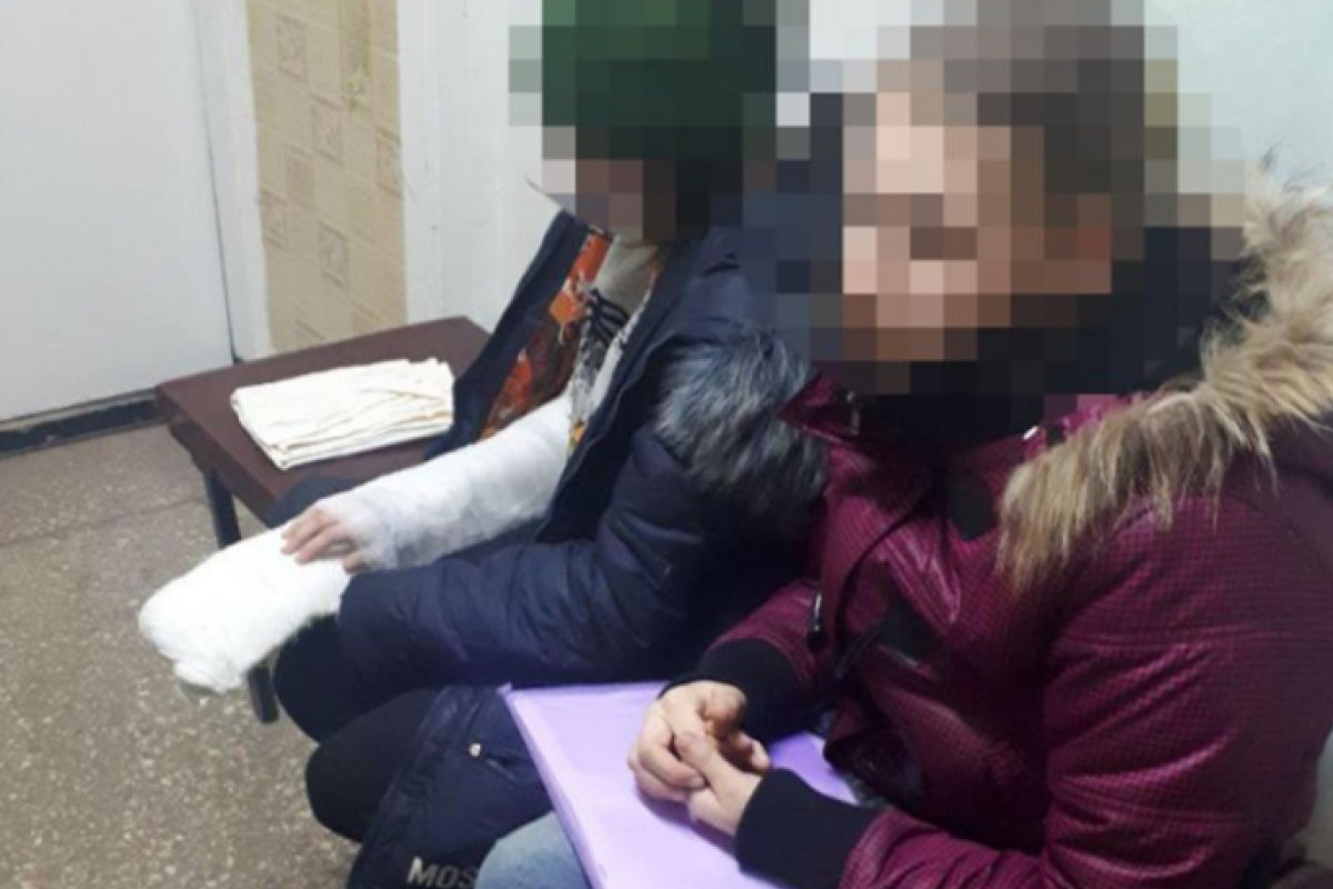 Сломанная рука и похищенный телефон: В Лисичанске мужчина напал на девочку Сломанная рука и похищенный телефон: В Лисичанске мужчина напал на девочку