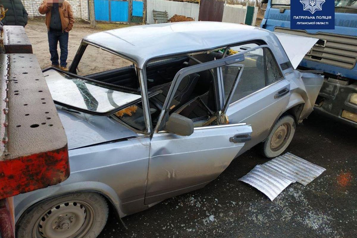 Двойной "поцелуй": В Рубежном автомобиль "ВАЗ" попал в жесткое ДТП Двойной "поцелуй": В Рубежном автомобиль "ВАЗ" попал в жесткое ДТП