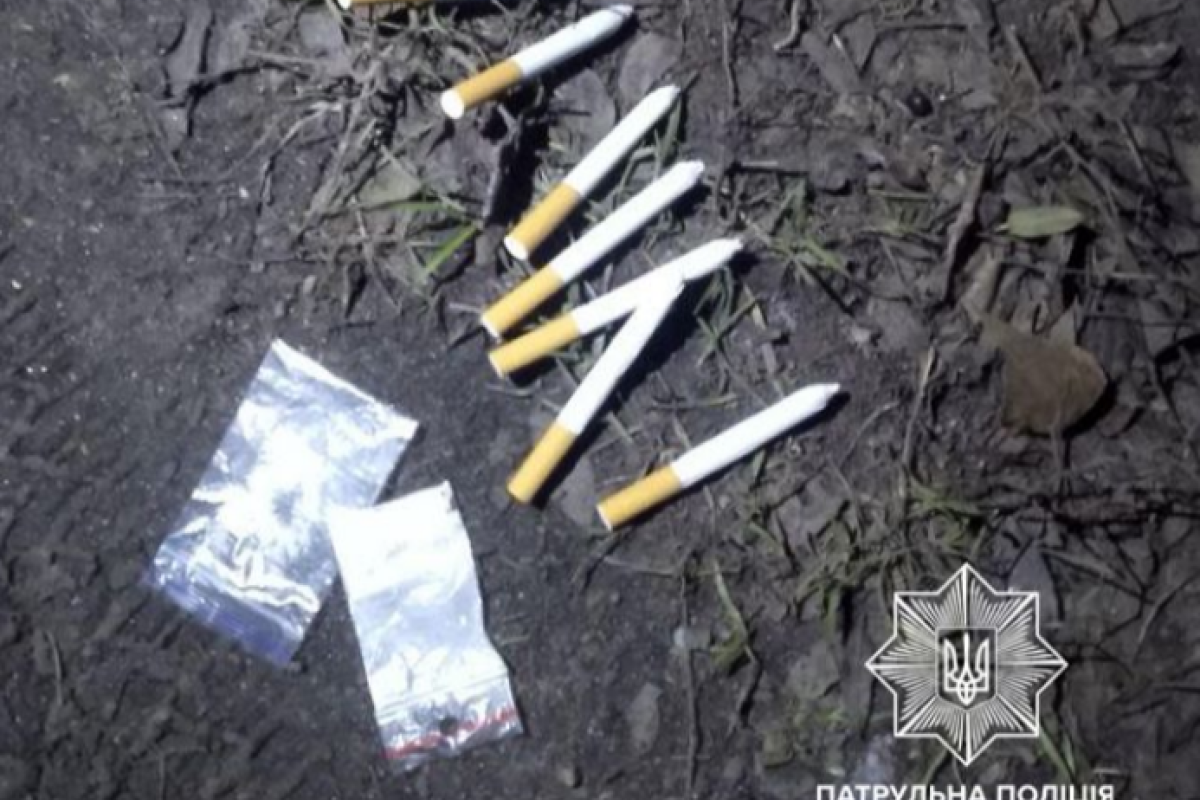"Девушки бывают разные": В Лисичанске на глазах у патрульных девушка пыталась избавиться от наркотиков "Девушки бывают разные": В Лисичанске на глазах у патрульных девушка пыталась избавиться от наркотиков