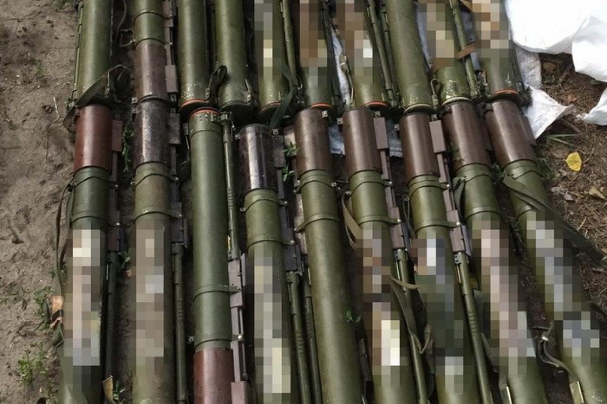 Торговцам оружием, задержанным вблизи Северодонецка, объявлено о подозрении Торговцам оружием, задержанным вблизи Северодонецка, объявлено о подозрении
