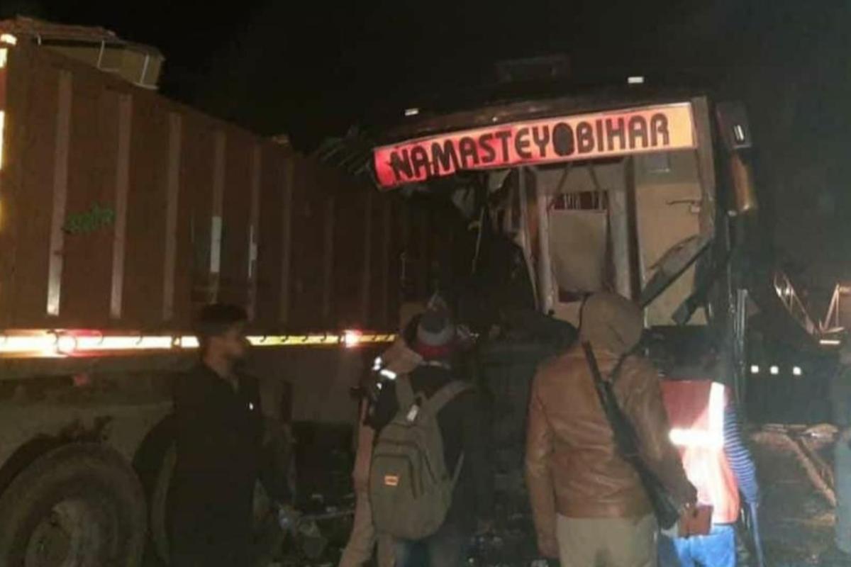 В Индии автобус столкнулся с грузовиком: погибло 13 человек, много раненых