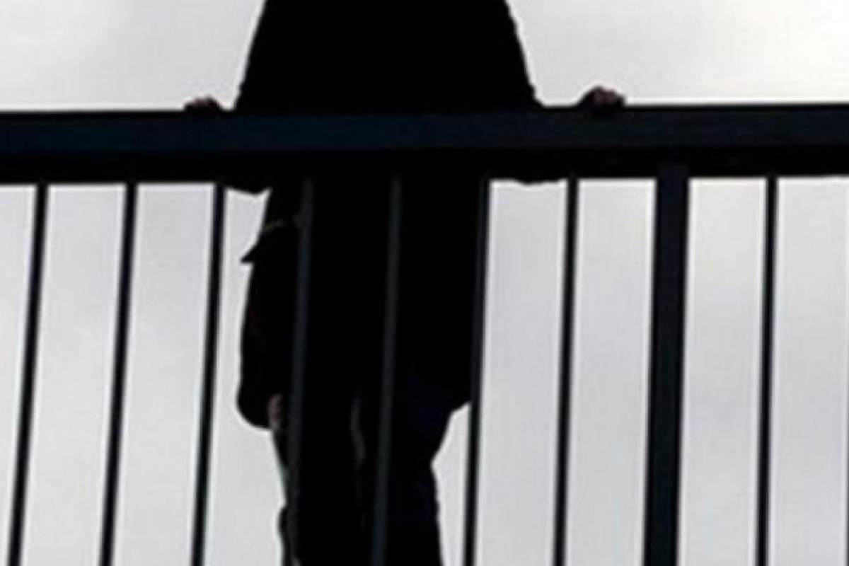 В Лисичанске на глазах у патрульных и возлюбленного 17-летняя девушка прыгнула с моста В Лисичанске на глазах у патрульных и возлюбленного 17-летняя девушка прыгнула с моста