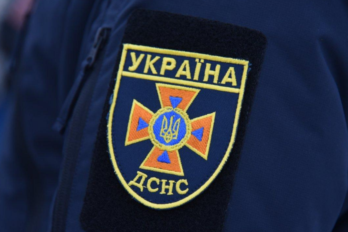 В Лисичанске спасатели вынесли из горящей квартиры мужчину В Лисичанске спасатели вынесли из горящей квартиры мужчину