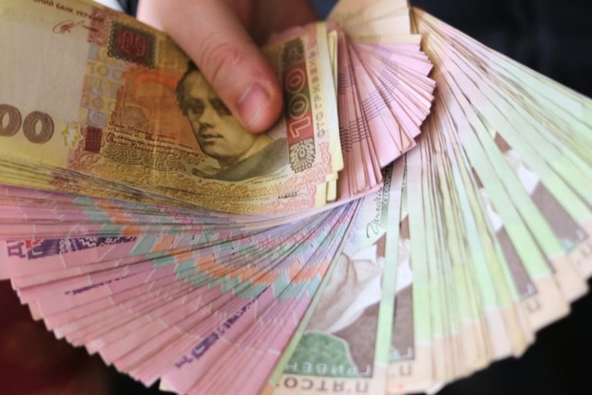 Денежная помощь от государства: какие категории украинцев получат солидные доплаты