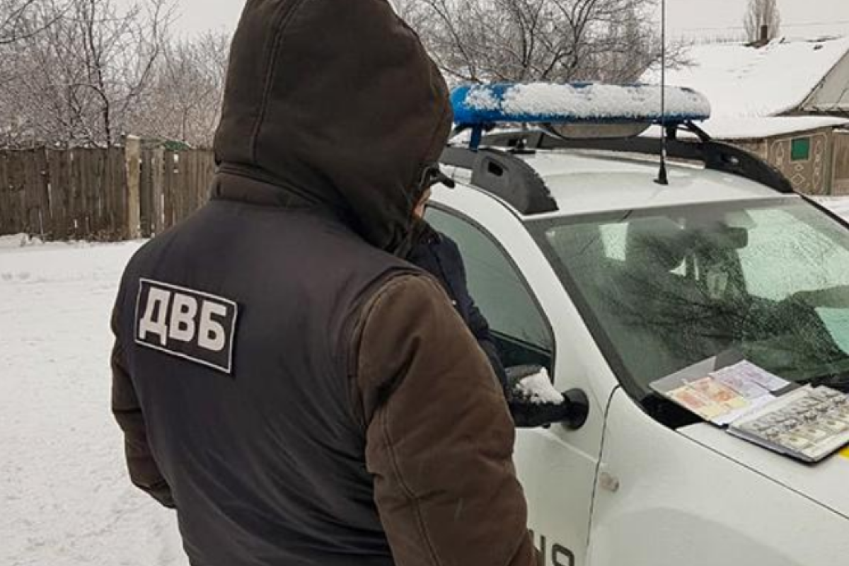 На Луганщине задержан мужчина, который пытался подкупить офицера полиции На Луганщине задержан мужчина, который пытался подкупить офицера полиции
