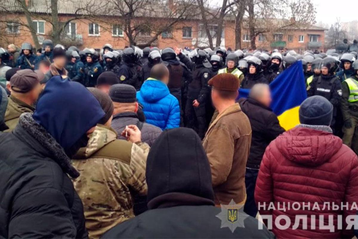 В Новых Санжарах продолжаются акции протеста: эвакуированным из Уханя проводят медобследование в Харькове В Новых Санжарах продолжаются акции протеста: эвакуированным из Уханя проводят медобследование в Харькове