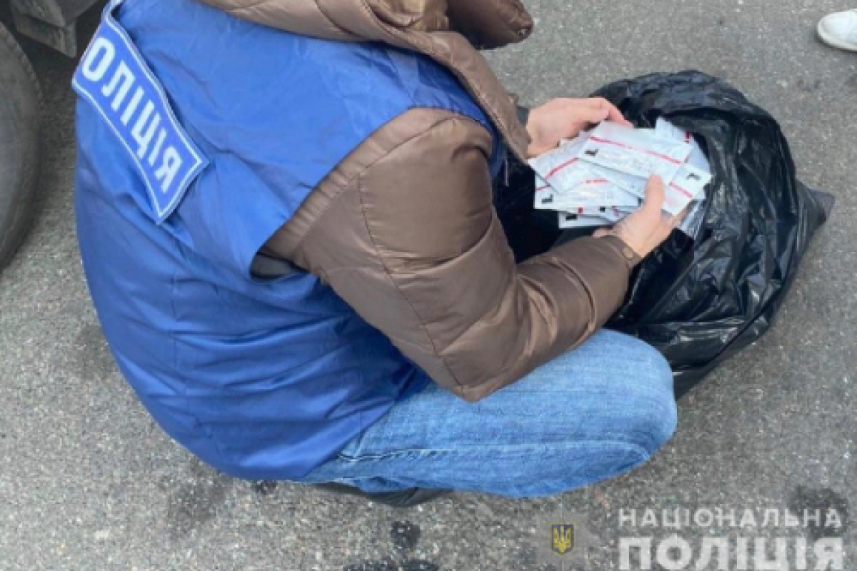 Полиция задержала мужчину за продажу несертифицированных тестов на коронавирус Полиция задержала мужчину за продажу несертифицированных тестов на коронавирус