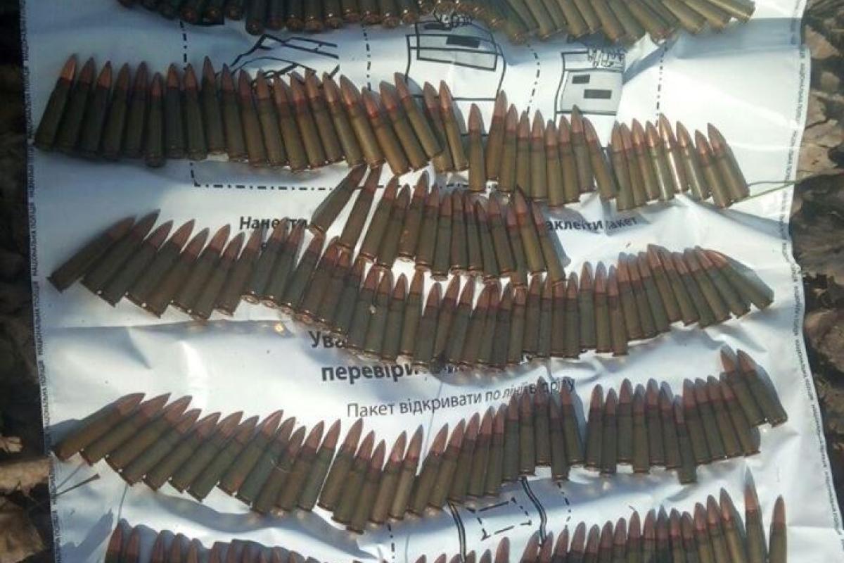 В Рубежном у дороги обнаружен пакет с боеприпасами