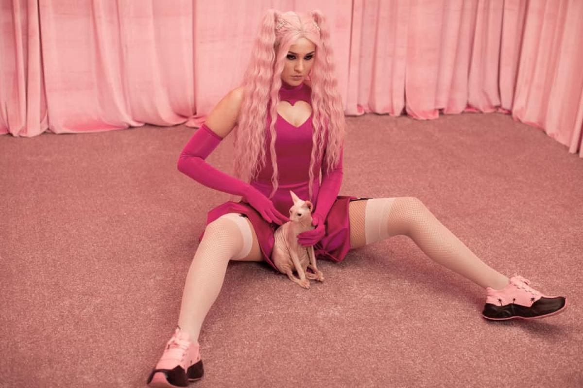 "С*ка, ты в зоне риска": Эпатажная MARUV выпустила провокационный клип