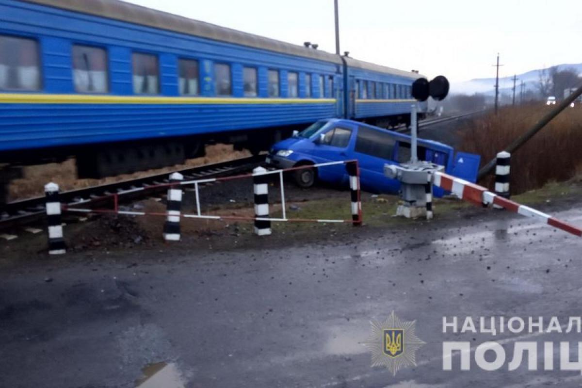 На Закарпатье микроавтобус на ж/д переезде столкнулся с поездом: есть пострадавшие На Закарпатье микроавтобус на ж/д переезде столкнулся с поездом: есть пострадавшие