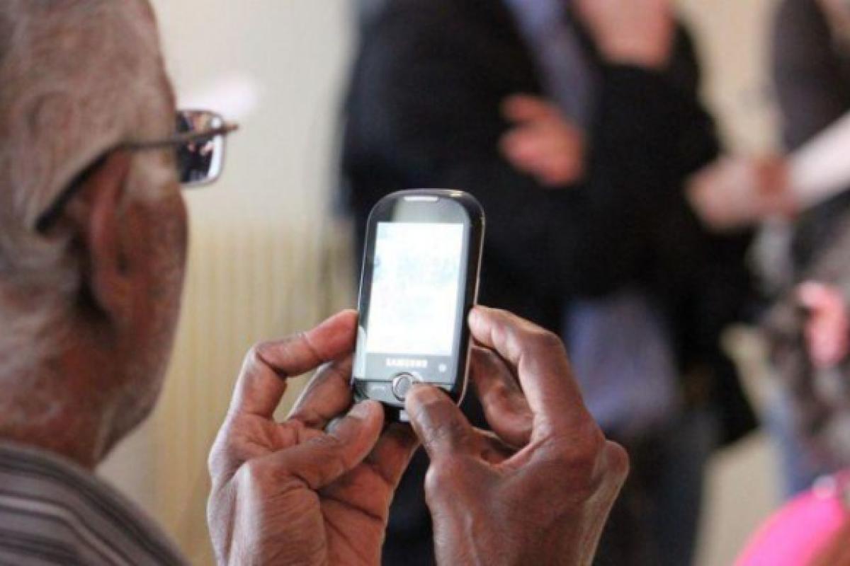 Оплата "коммуналки": пенсионеры смогут оплатить ЖКУ через почтальона и по телефону