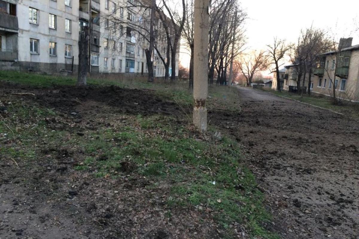 Вражеский обстрел на Донбассе: мина разорвалась в нескольких метрах от жилой многоэтажки