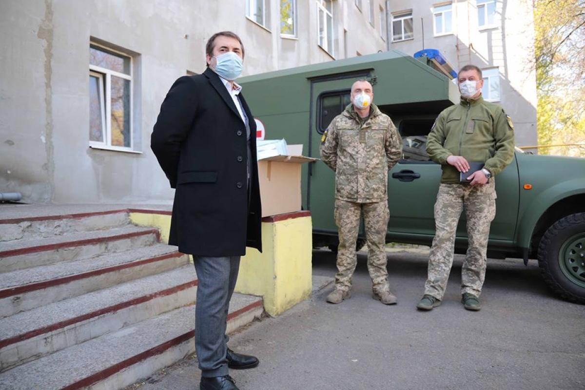 Военный госпиталь в Северодонецке получил многоразовые защитные костюмы для лечения пациентов с COVID-19