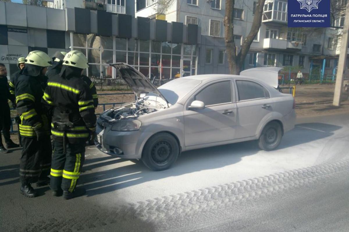 В Северодонецке посреди дороги загорелся Chevrolet Aveo, оборудованный газовой установкой В Северодонецке посреди дороги загорелся Chevrolet Aveo, оборудованный газовой установкой