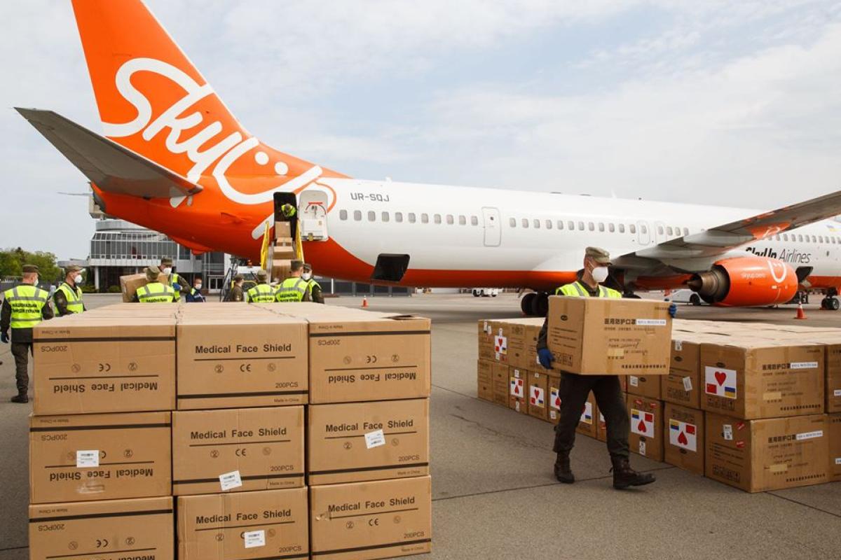 В Украину прибыл самолет из Китая с медицинским грузом В Украину прибыл самолет из Китая с медицинским грузом