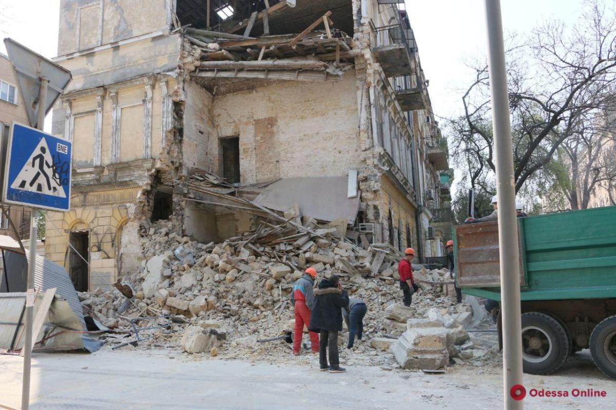 В центре Одессы обрушилась часть старинного здания В центре Одессы обрушилась часть старинного здания