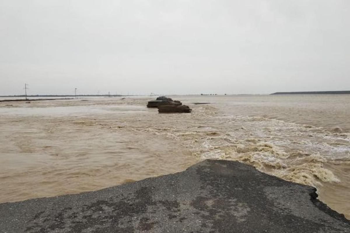 В Узбекистане из-за прорыва дамбы водохранилища эвакуировали около 12 тысяч человек В Узбекистане из-за прорыва дамбы водохранилища эвакуировали около 12 тысяч человек