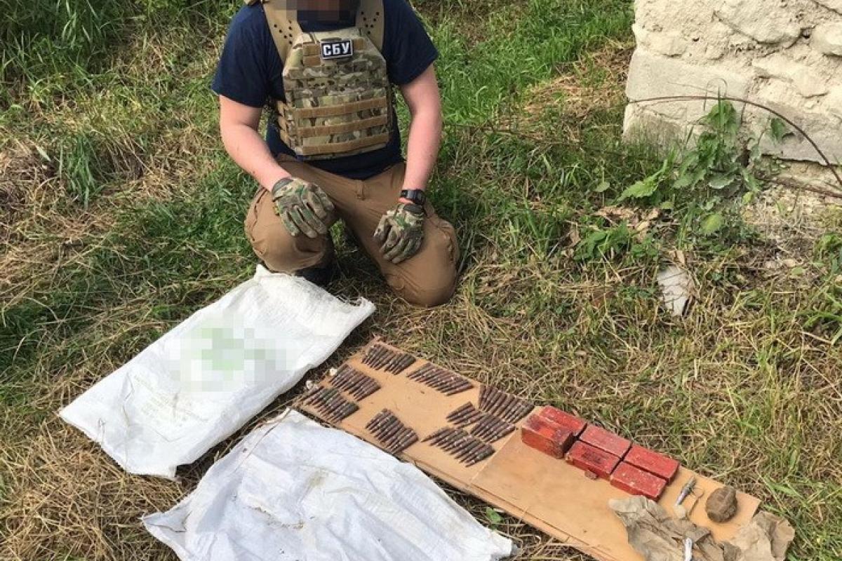 Мины, тротил и боеприпасы: На Луганщине СБУ обнаружила 3 схрона боевиков