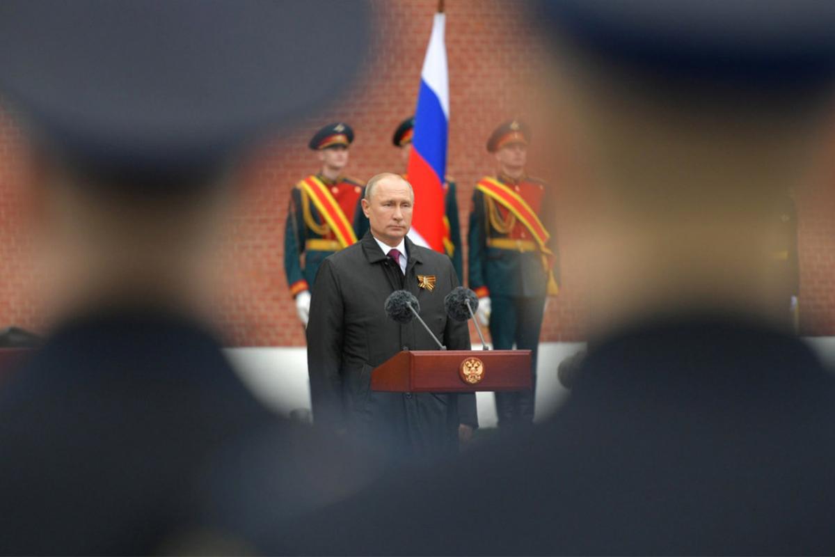 Путин объявил даты проведения парада Победы и акции "Бессмертный полк" Путин объявил даты проведения парада Победы и акции "Бессмертный полк"