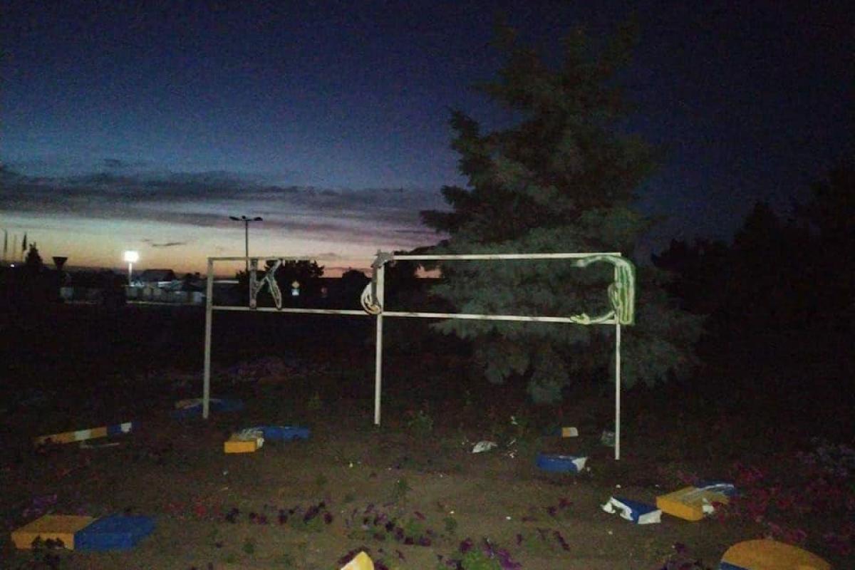 В Станиці Луганській п'яний вандал зруйнував знак "Україна" В Станиці Луганській п'яний вандал зруйнував знак "Україна"