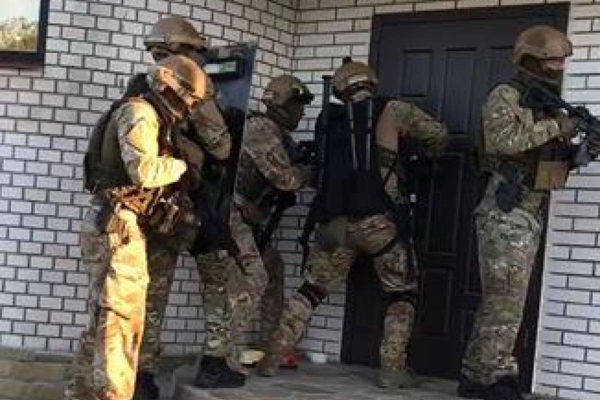 Під Києвом затримана озброєна банда: поліція показала кадри спецоперації Під Києвом затримана озброєна банда: поліція показала кадри спецоперації