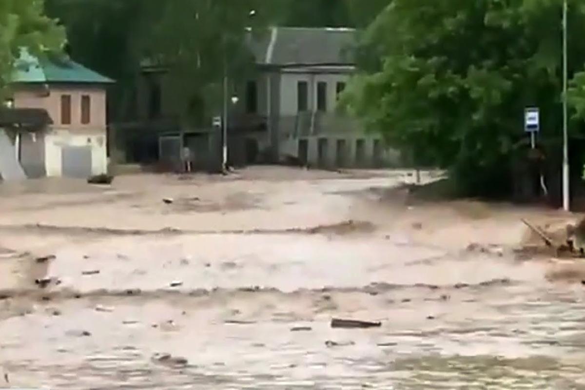 В России из-за прорыва дамбы под Москвой объявлен режим ЧС: вода смыла дома и разрушила дороги В России из-за прорыва дамбы под Москвой объявлен режим ЧС: вода смыла дома и разрушила дороги