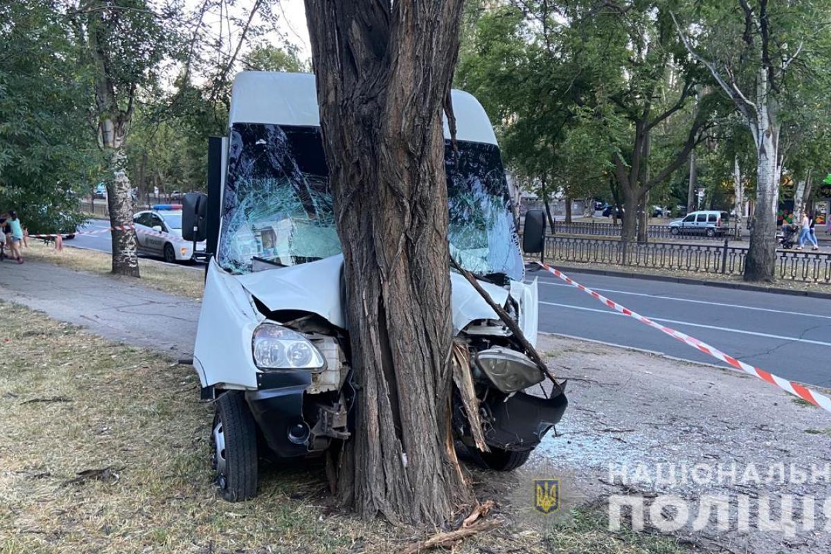 В Николаеве маршрутка влетела в дерево: пострадали 9 пассажиров В Николаеве маршрутка влетела в дерево: пострадали 9 пассажиров