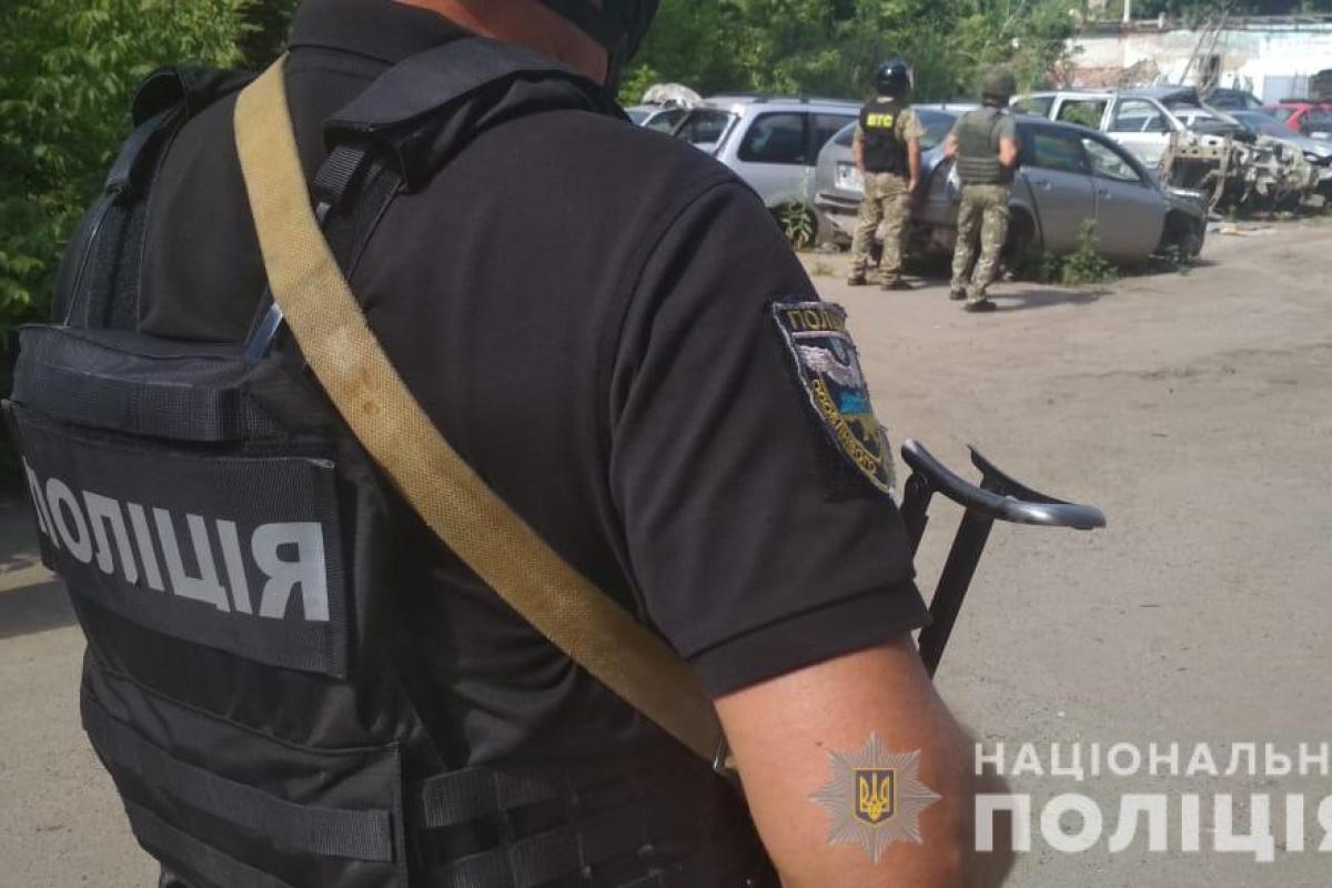 У Полтаві озброєний гранатою викрадач авто взяв в заручники полковника поліції