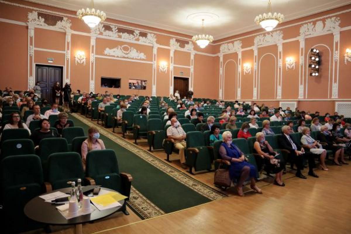 На Луганщині вручили нагороди педагогам: серед нагороджених вчителя з Лисичанська, Сєвєродонецька та Рубіжного На Луганщині вручили нагороди педагогам: серед нагороджених вчителя з Лисичанська, Сєвєродонецька та Рубіжного