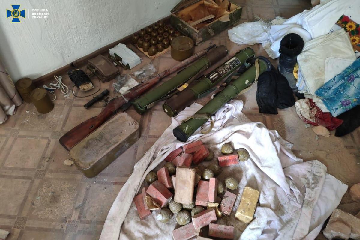 На Донбасі виявлено великий тайник бойовиків з боєприпасами та вибухівкою На Донбасі виявлено великий тайник бойовиків з боєприпасами та вибухівкою