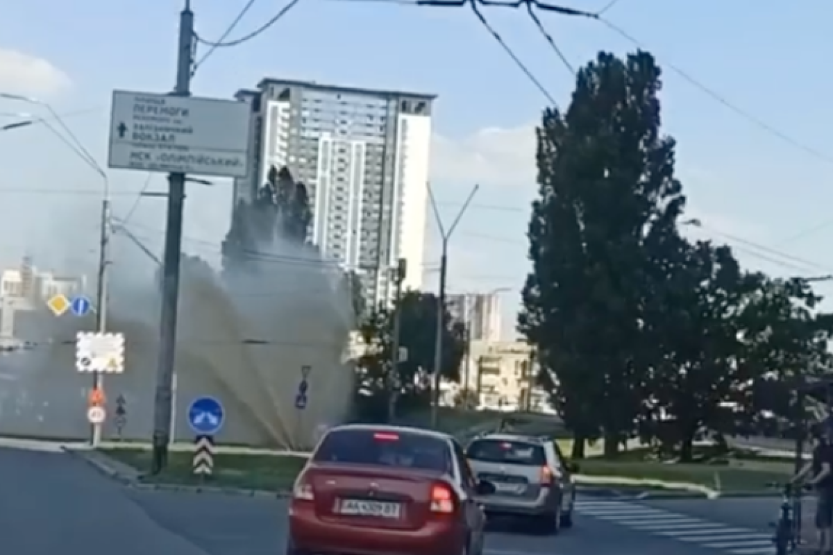 В центре Киева из-под земли бил 10-метровый "гейзер" В центре Киева из-под земли бил 10-метровый "гейзер"