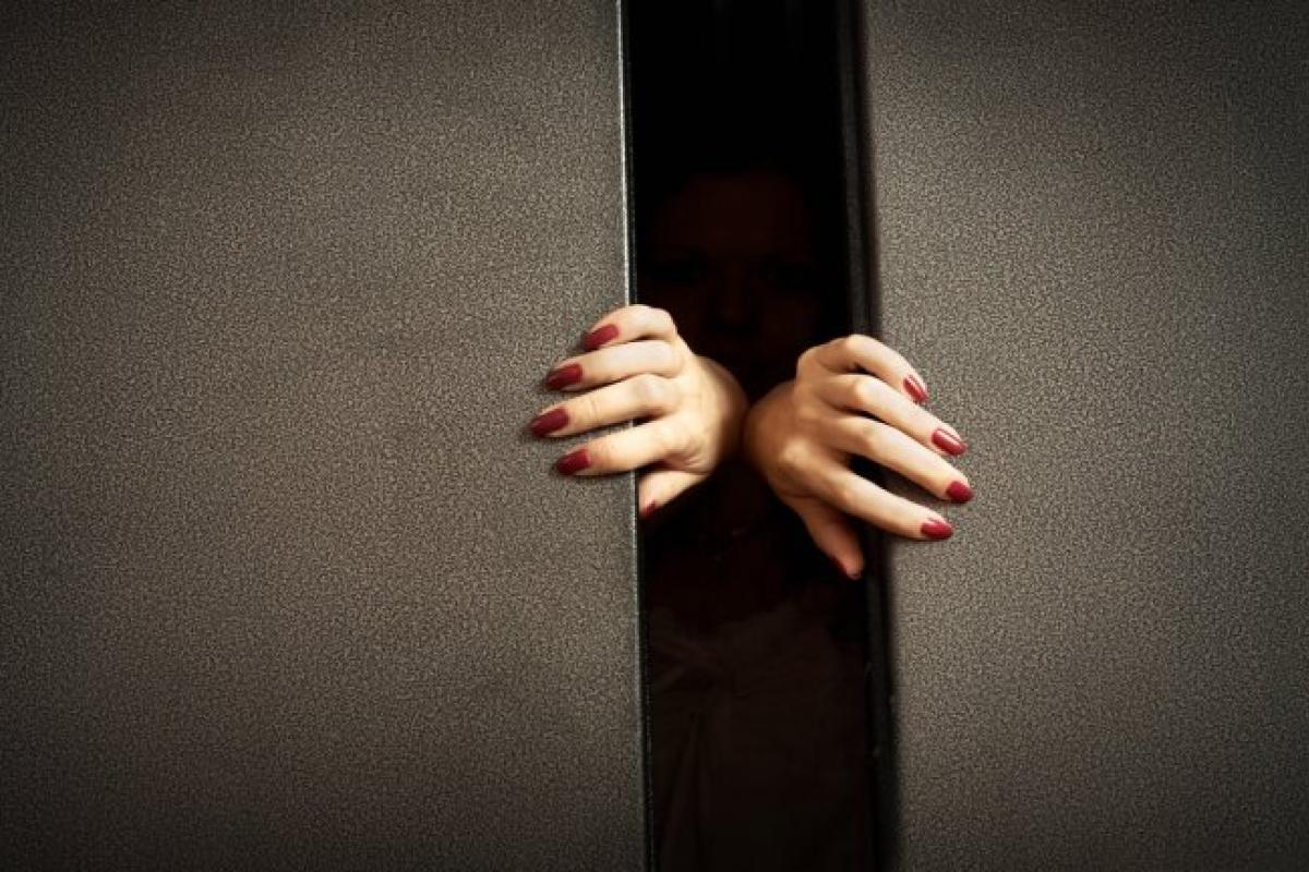 В Днепре 46-летний мужчина напал в лифте на 16-летнюю девушку В Днепре 46-летний мужчина напал в лифте на 16-летнюю девушку