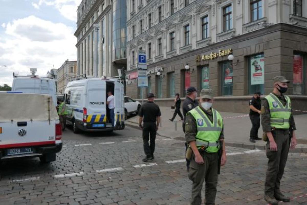В центре Киева мужчина захватил банк и угрожает взорвать бизнес-центр "Леонардо" В центре Киева мужчина захватил банк и угрожает взорвать бизнес-центр "Леонардо"