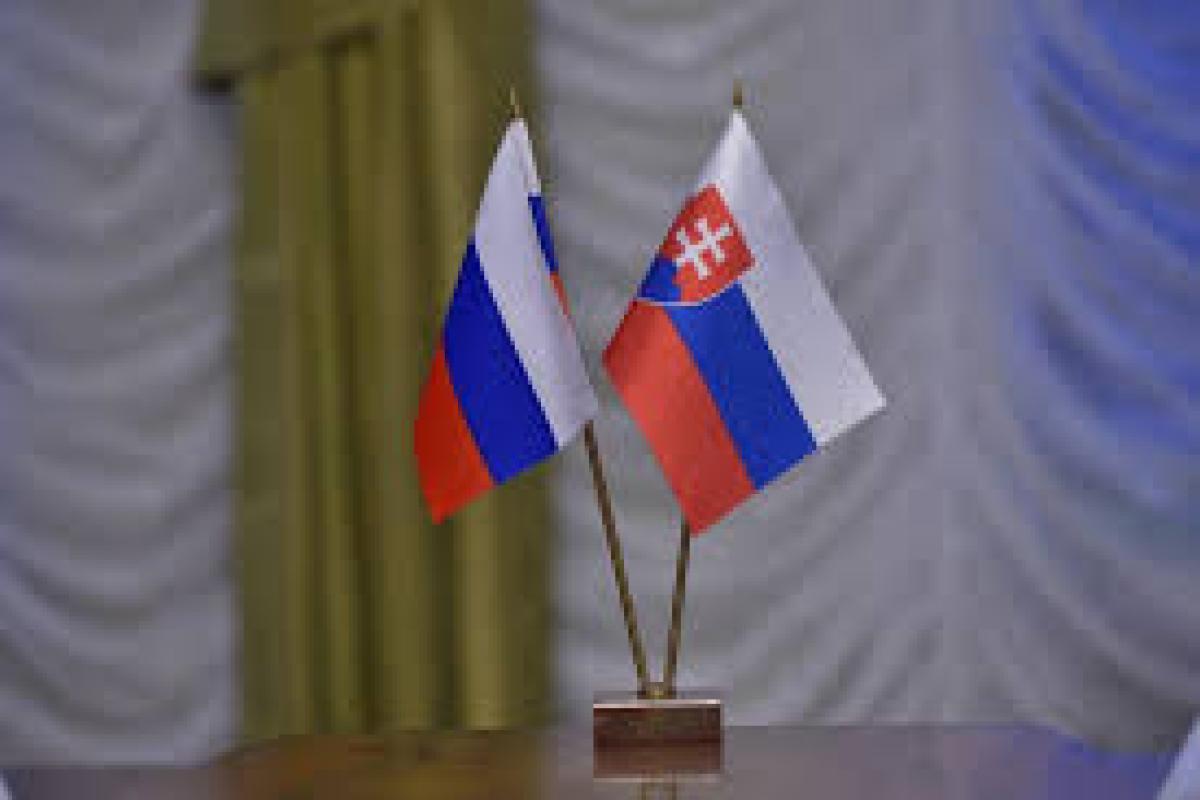 Словаччина висилає з країни трьох російських дипломатів, підозрюваних в шпигунстві Словаччина висилає з країни трьох російських дипломатів, підозрюваних в шпигунстві