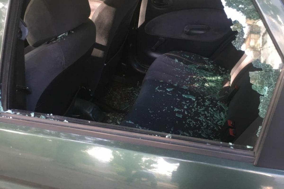 Жаркая поездка в такси: В ходе конфликта с водителем житель Рубежного разнес стекло в автомобиле Жаркая поездка в такси: В ходе конфликта с водителем житель Рубежного разнес стекло в автомобиле