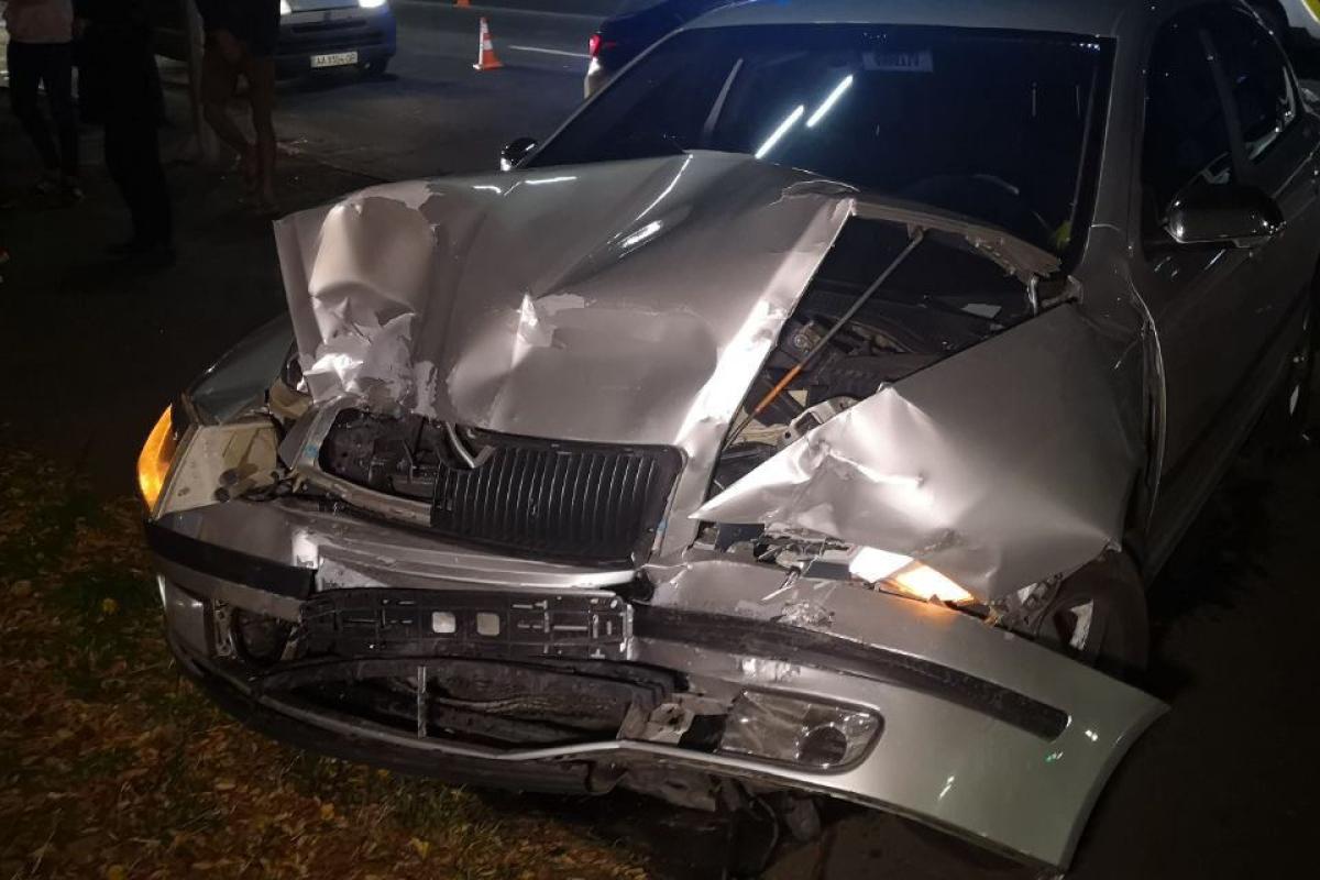 В Киеве пьяный водитель на Skoda протаранил машину "скорой": есть пострадавшие В Киеве пьяный водитель на Skoda протаранил машину "скорой": есть пострадавшие