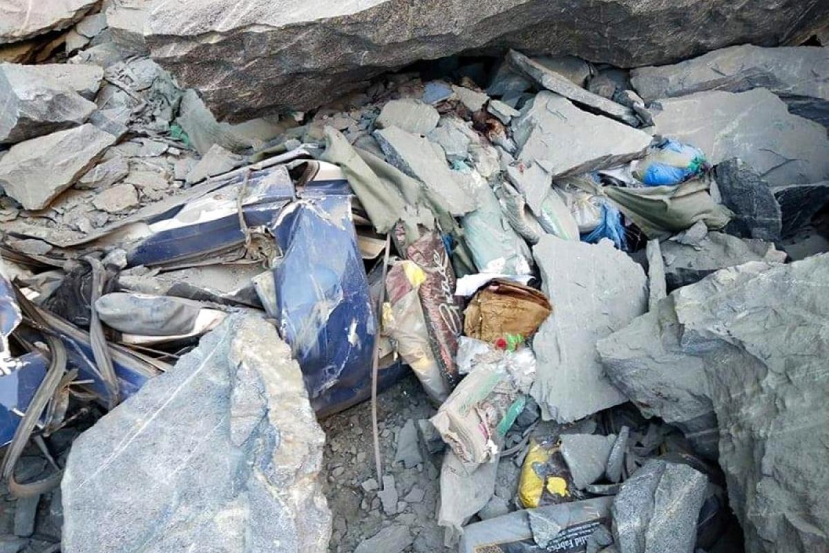 Обвал на горной дороге в Пакистане: камни раздавили автобус с людьми Обвал на горной дороге в Пакистане: камни раздавили автобус с людьми