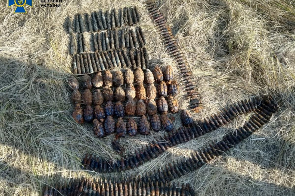 На Луганщині схрони бойовиків з боєприпасами виявлені на дні обмілілих водойм На Луганщині схрони бойовиків з боєприпасами виявлені на дні обмілілих водойм