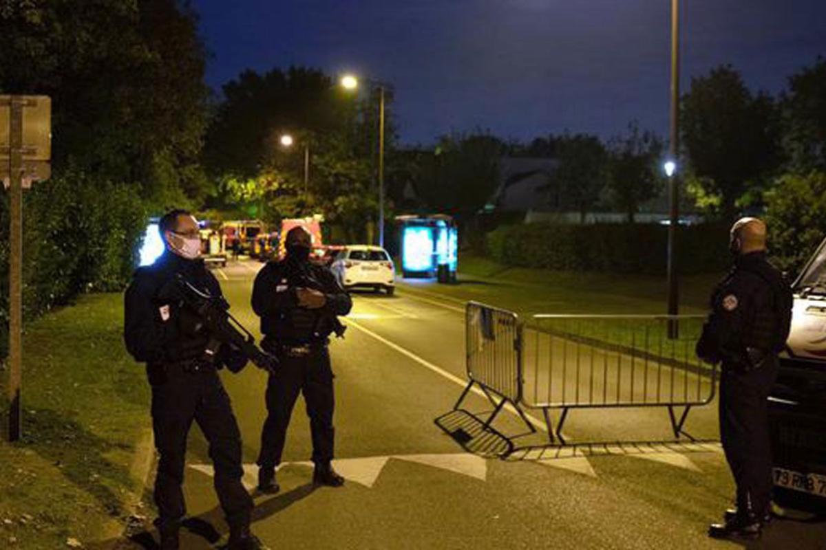 У Франції обезголовили вчителя історії: 18-річний вбивця був громадянином Росії У Франції обезголовили вчителя історії: 18-річний вбивця був громадянином Росії
