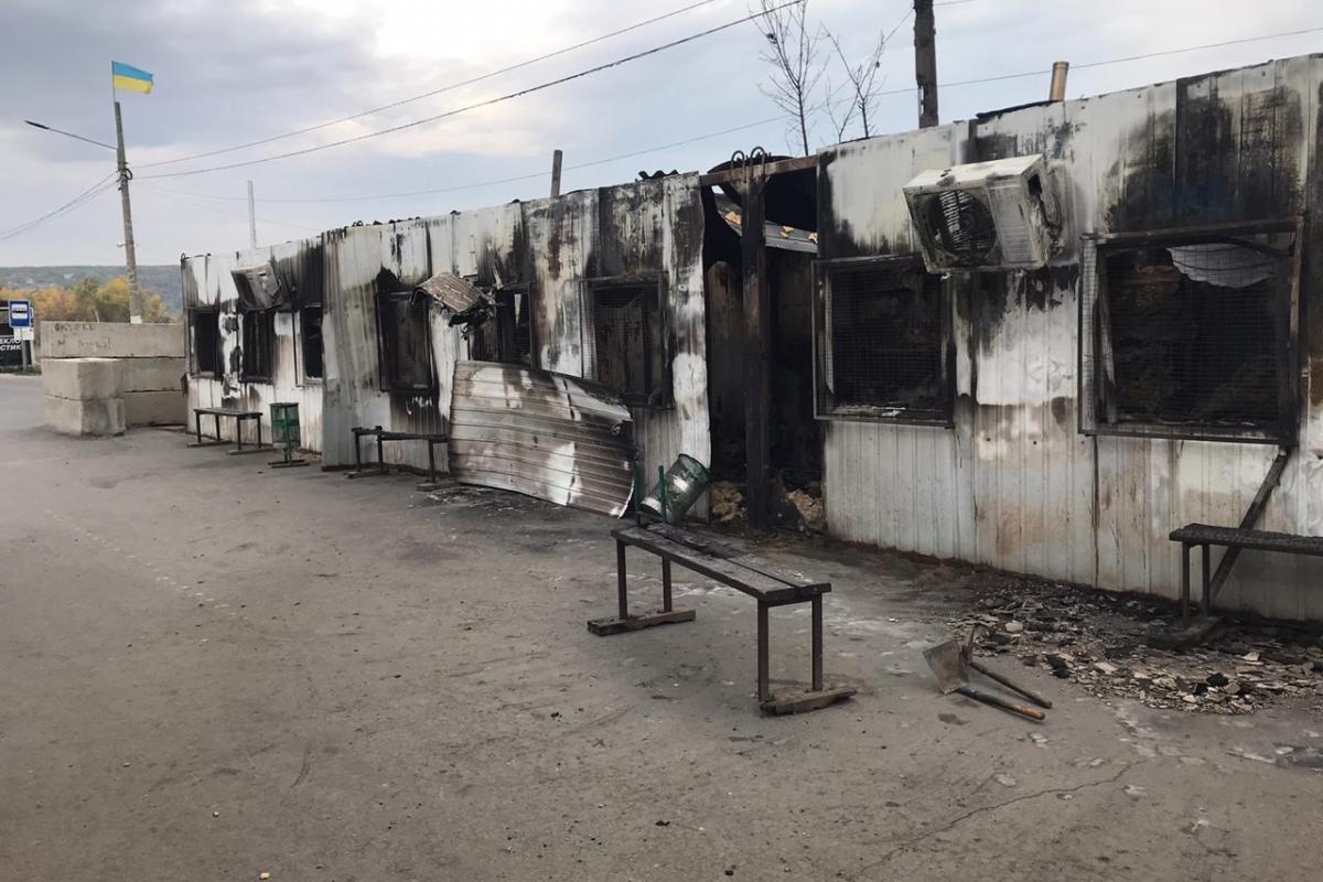 КПВВ "Станица Луганская" закрыт: как выглядит сервисная зона возле КПВВ после пожара (фото)