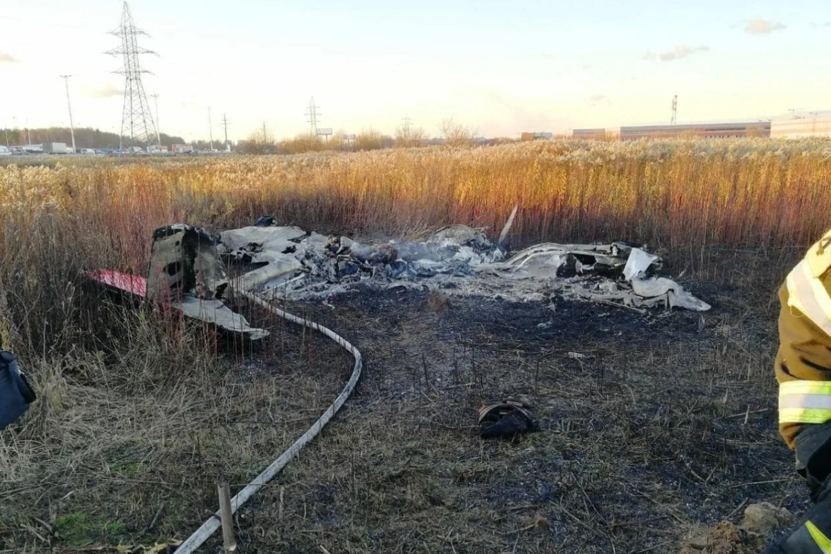 У Росії під час аварії легкомоторного літака загинув відомий телеведучий з дружиною