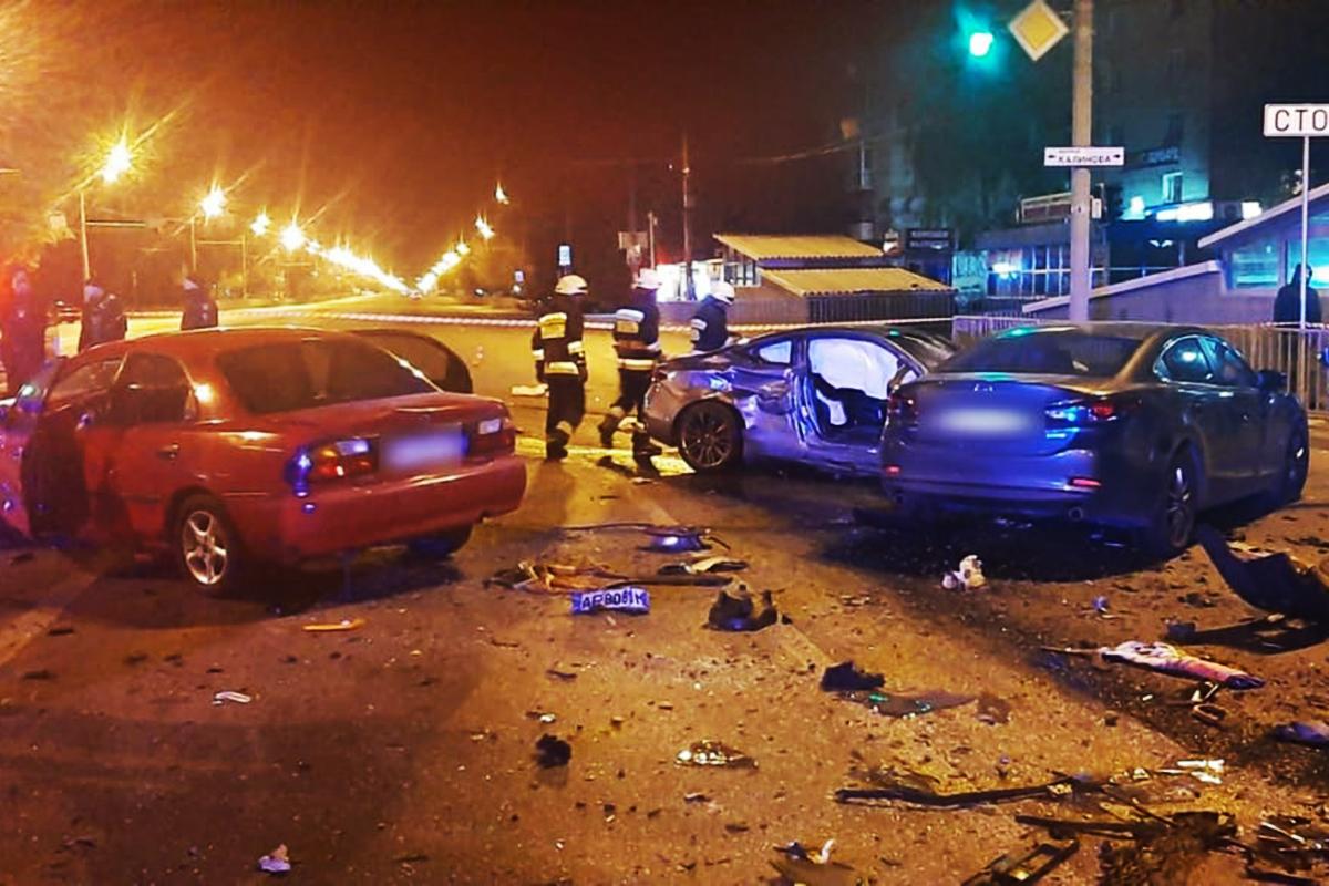 ДТП в Днепре: 5 разбитых авто, 1 человек погиб, есть пострадавшие ДТП в Днепре: 5 разбитых авто, 1 человек погиб, есть пострадавшие