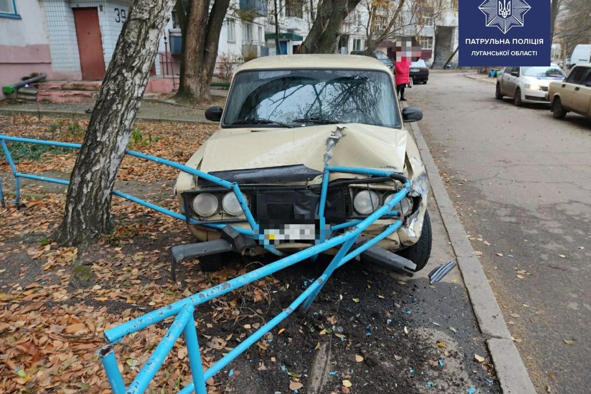 В Рубежном пьяный в стельку водитель ударил три припаркованных авто и разбил свой "ВАЗ" В Рубежном пьяный в стельку водитель ударил три припаркованных авто и разбил свой "ВАЗ"