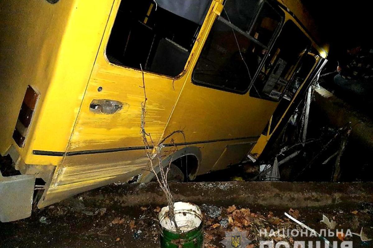 У Миколаївській області маршрутка з пасажирами впала в басейн: є постраждалі У Миколаївській області маршрутка з пасажирами впала в басейн: є постраждалі