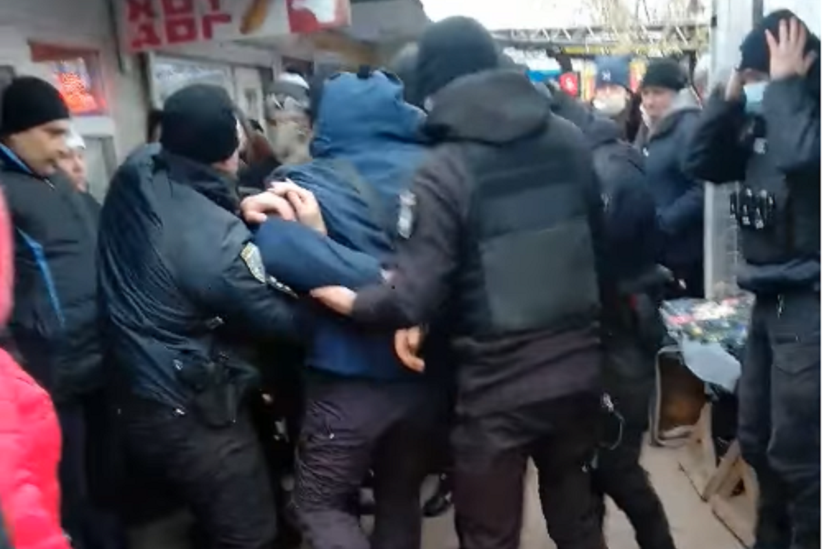 "Беспредел полиции или законные действия?": Жители Северодонецка стали очевидцами "громкого" задержания "Беспредел полиции или законные действия?": Жители Северодонецка стали очевидцами "громкого" задержания