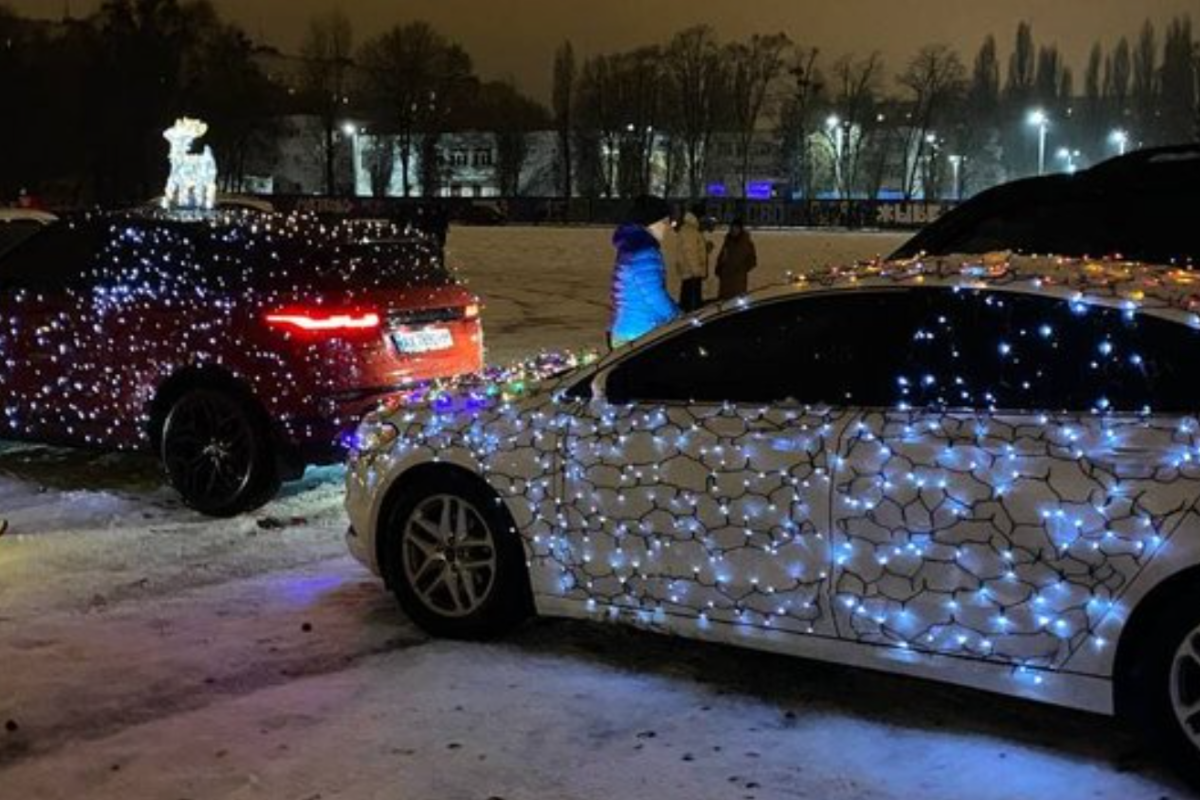 Новорічний рекорд: У Харкові створили авто з понад 1000 машин Новорічний рекорд: У Харкові створили авто з понад 1000 машин