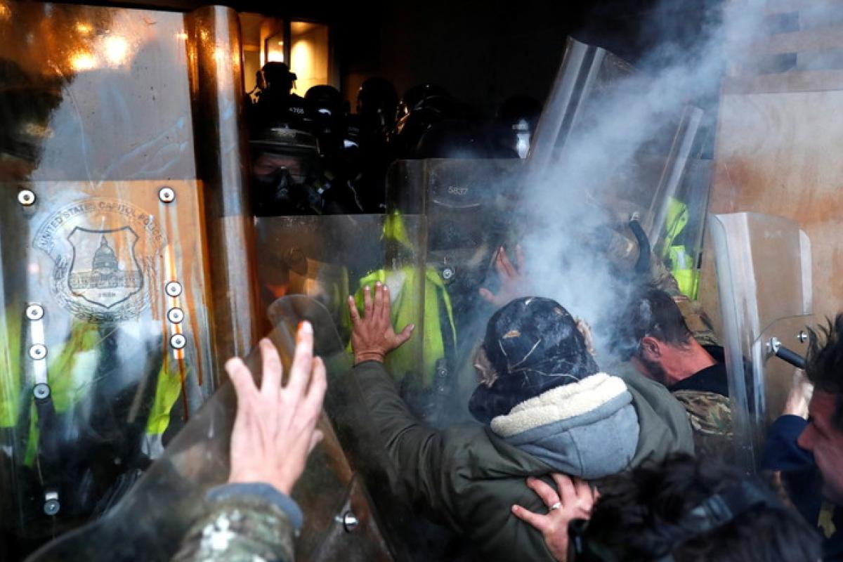 Стало відомо ім'я жінки, яка загинула під час штурму Капітолію Стало відомо ім'я жінки, яка загинула під час штурму Капітолію