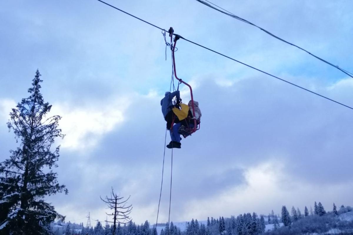 В Карпатах на горнолыжном курорте на канатной дороге "застряли" более 70 туристов В Карпатах на горнолыжном курорте на канатной дороге "застряли" более 70 туристов