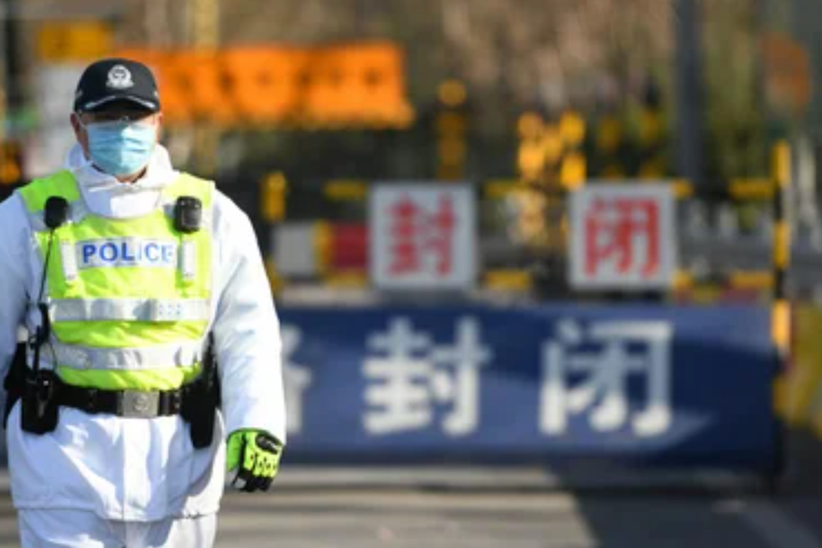 У Китаї через спалах COVID-19 ізолювали місто-мільйонник У Китаї через спалах COVID-19 ізолювали місто-мільйонник