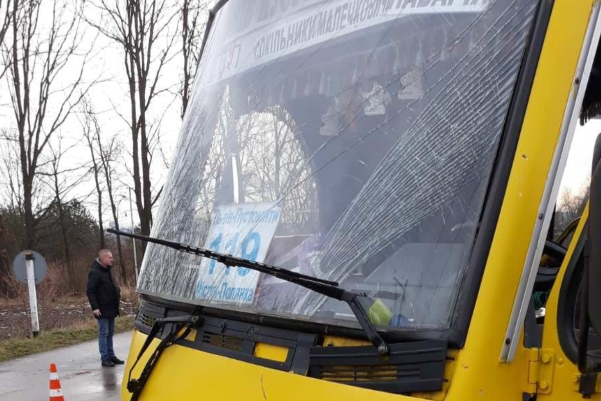 У Львівській області на переїзді зіткнулися потяг та маршрутка: є жертви У Львівській області на переїзді зіткнулися потяг та маршрутка: є жертви